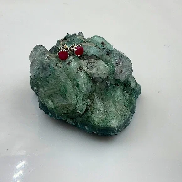 Vtg.Silver 4 Prong Set With Posts InThe Center Of These Beautiful Ruby Earrings - Picture 3 of 6